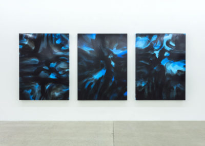 Lueur bleue I, II et III, 2016, Encre et acrylique sur toile, 162,6 x 121,9 / 64 x 48 pouces Crédit Photo: Richard-Max Tremblay