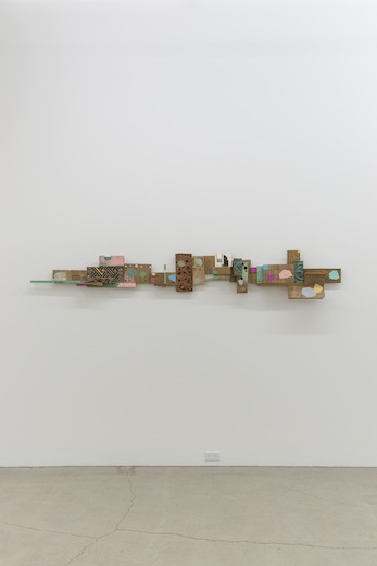 Ari Bayuaji, No Place Like Home 2012-2013, médiums mixtes sur bois, 233,6 x 38 x 10 cm ( 92 x 15 x 4 pouces ), Vue de l’exposition : Ari Bayuaji et Serge Murphy, (2014) Photo: Guy L'Heureux