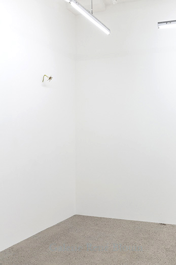 Yoshihiro Suda, One Hundred Encounters, 2001, bois peint, installation, dimensions variables, Vue de l’exposition: Miroirs 30 novembre 2013 au 25 janvier 2014, Photo: Guy L'Heureux