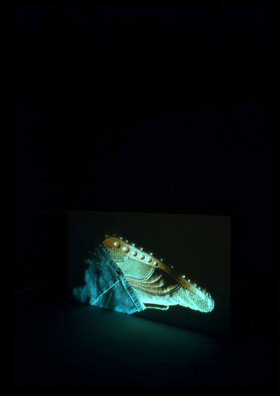 Pascal Grandmaison, Running, 2003 vidéo couleur, DVD en boucle: 60 min projection sur une structure de 129,6 x225,4 x 22,9 cm, 30 août - 4 octobre 2003