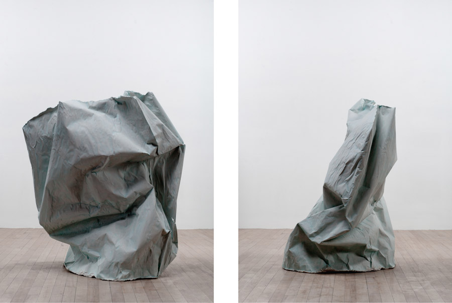 Pascal Grandmaison, Desperate island 6, 2010, plâtre hydrostone, fibre de verre et papier de fond de studio photographique, dimensions variables