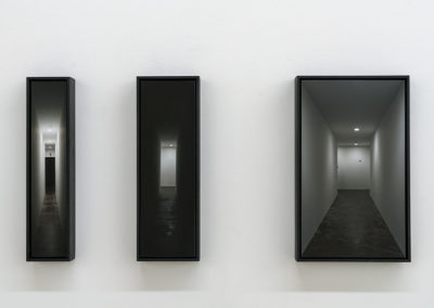 Mathieu Grenier, Nauman’s corridor, 2016, 3 impressions au jet d’encre sur papier, 25 x 5 cm – 25 x 8 cm – 25 x 15 cm. Photo : Guy L’Heureux