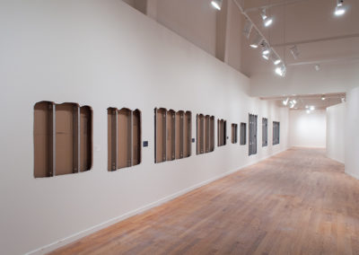 Mathieu Grenier, Vue de la salle d'exposition permanente du Musée d'art de Joliette après l'extraction des prélèvements de murs pour Au-delà des signes, Joliette, 2013