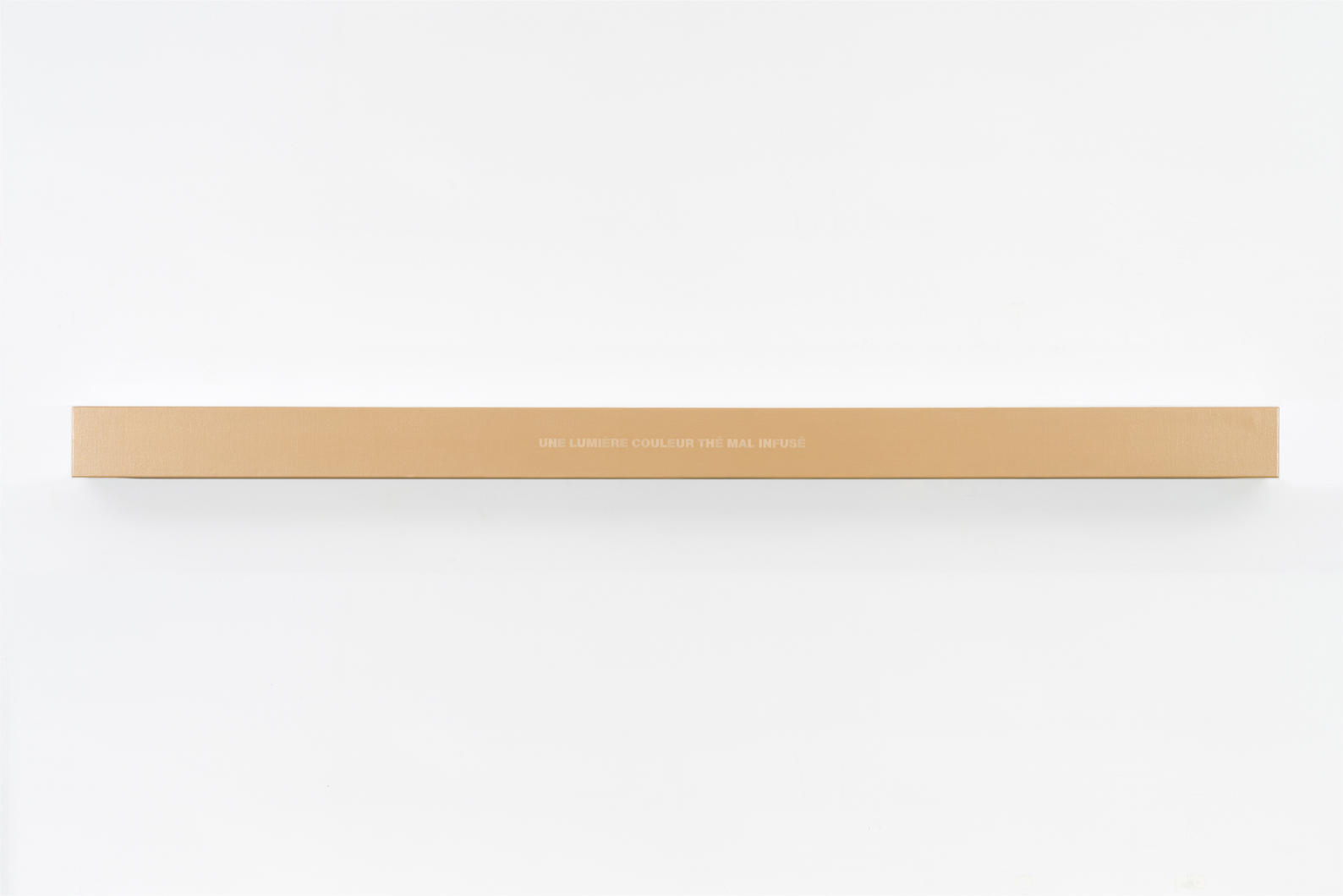 Francine Savard, Lumière couleur thé, 2018, Médiums mixtes sur toile marouflée sur caisson de bois, 10,16 × 177,8 × 10,16 cm / 4 x 70 x 4 pouces