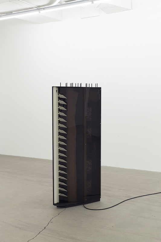 Simon Belleau, Untitled F, 2018, Acier, plexiglass, bois, serviettes de bain, moteur, fil de 30 mètres, étiquette, canevas, acrylique, 160 x 91,5 x 30,5 cm / 63 x 36 x 12 pouces.