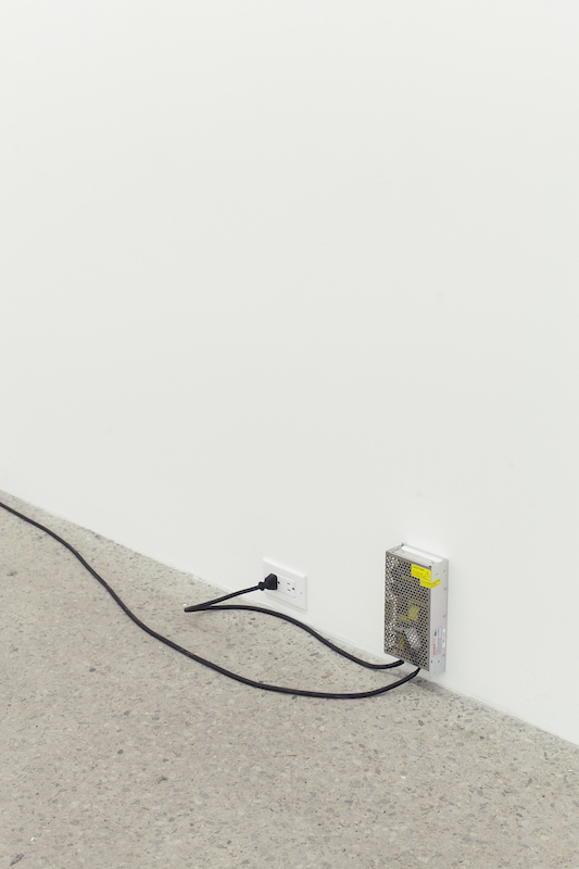 Simon Belleau, Untitled F (détail), 2018, Acier, plexiglass, bois, serviettes de bain, moteur, fil de 30 mètres, étiquette, canevas, acrylique, 160 x 91,5 x 30,5 cm / 63 x 36 x 12 pouces.