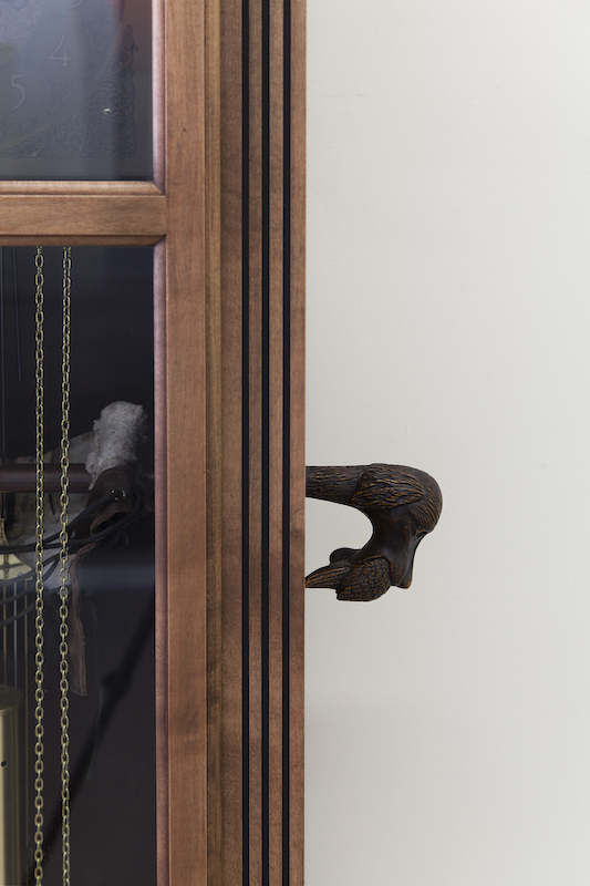 Simon Belleau, Untitled A, 2018, Horloge grand-père, cuire, cire, silicone, résine, canne, plexiglass, 193 x 61 x 30,5 cm / 76 x 24 x 12 pouces