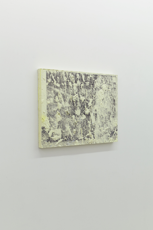 Nicolas Lachance, Les nominés, 2018, ciment de gypse, bois et encre, moulage et sérigraphie, 56 x 81 cm / 22 x 31,8 pouces.