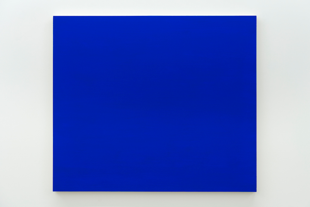 Francine Savard, Un certain bleu Gitanes, 2018, Acrylique sur toile, 109,22 x 127 cm / 43 x 50 pouces
