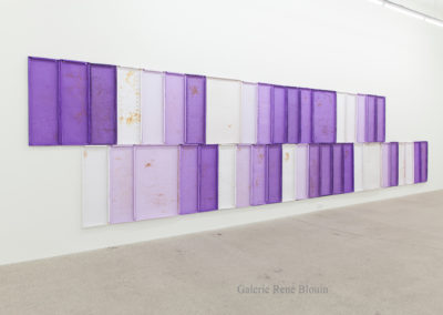 Nicolas Lachance, Summer Purple Log, 2018, Pulpe de papier, pigment, ruban de fibre de verre, rouille, poussière et aimants, 182,8 x 792 cm / 72 x 312 pouces