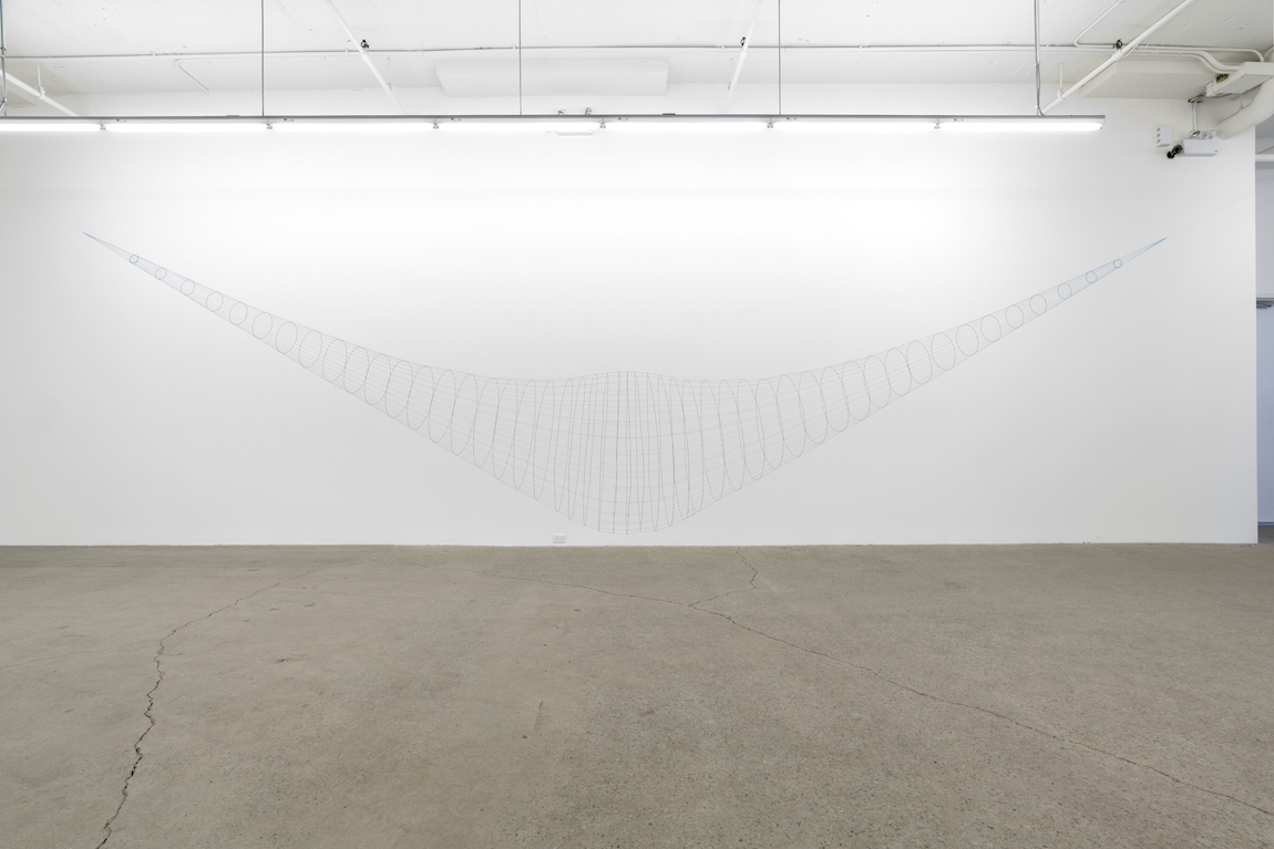 Sarah Stevenson, Swallow, 2018, Fil métallique/ Fil, 650 x 91,5 x 91,5 cm